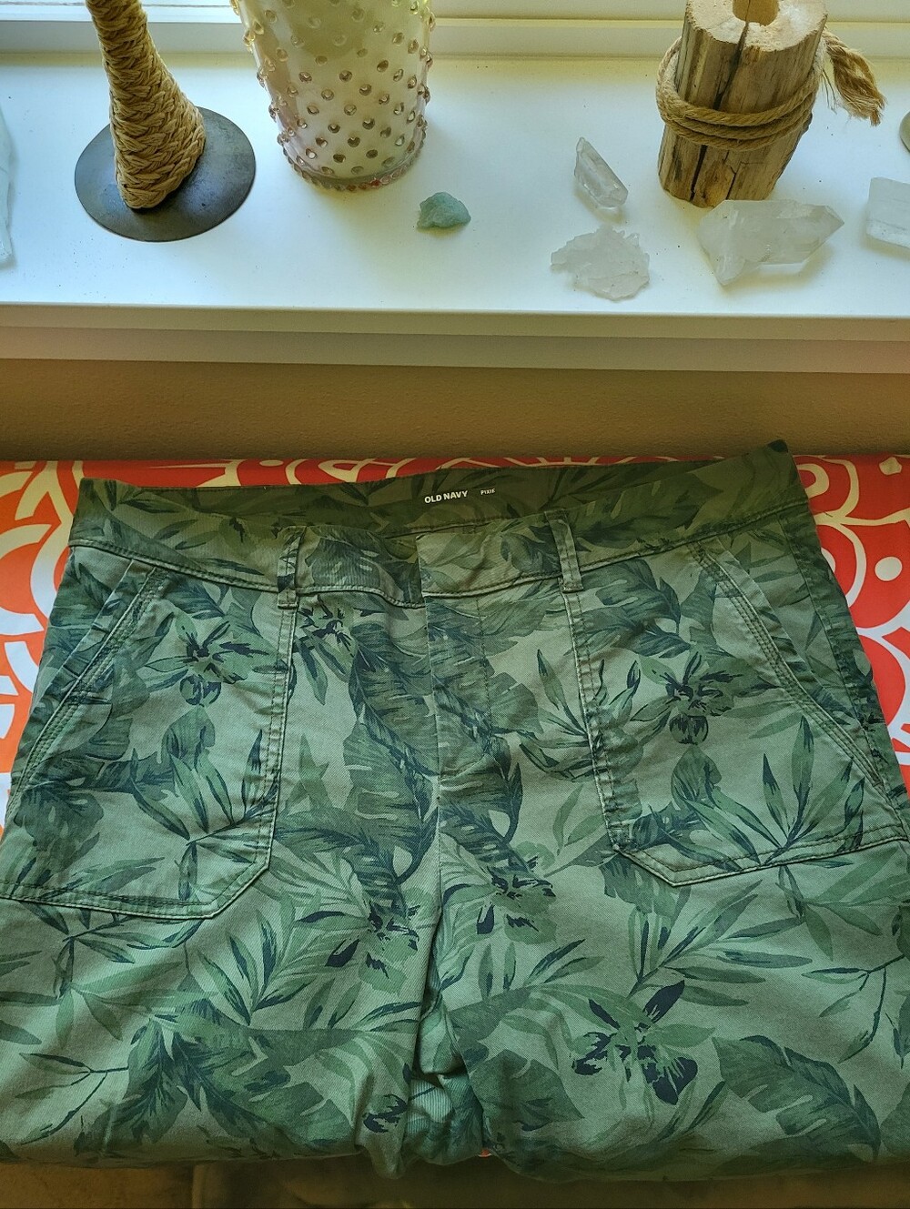 Tropical Leaf Pixie Pants - Picture 4 of 11